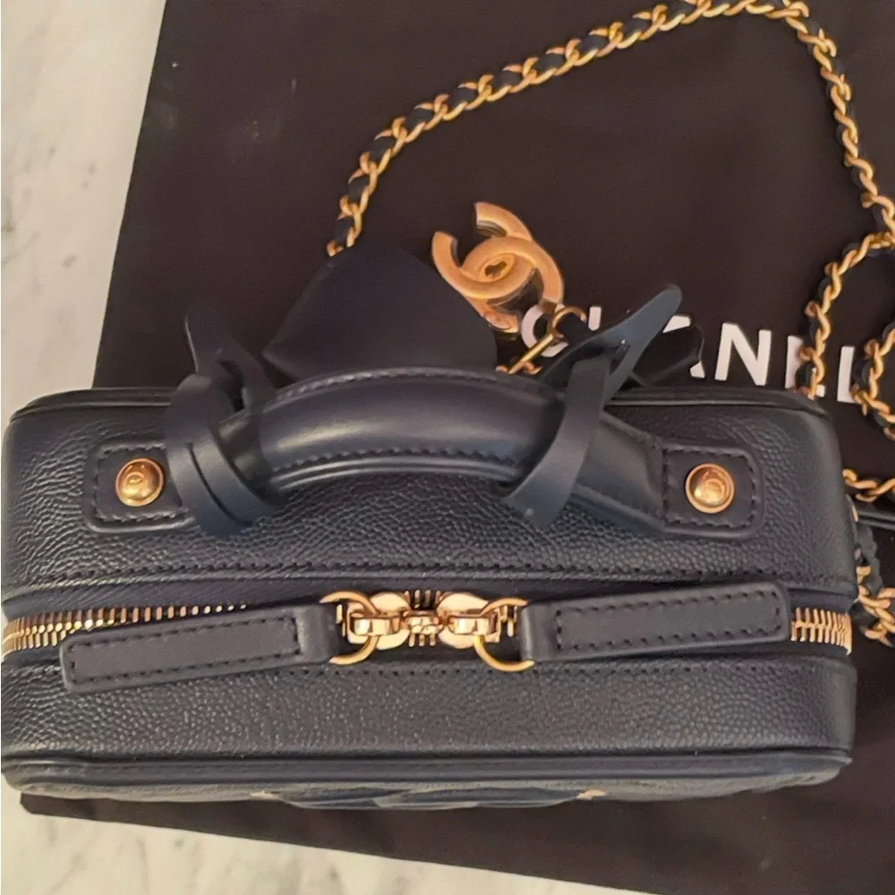 Chanel Caviar CC Filigree Vanity Case - Picture 7 of 11
